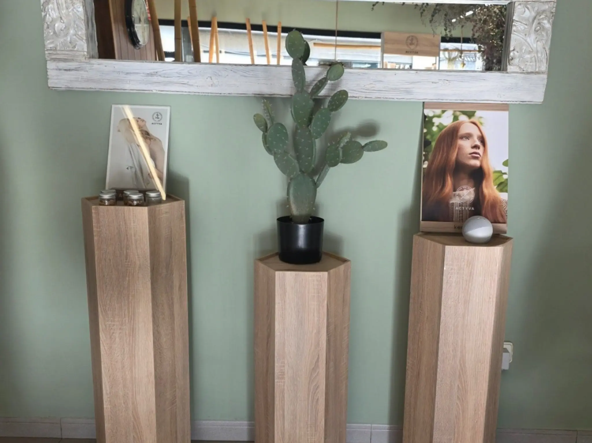 Espai del saló Marta Argemí amb mirall, elements naturals i productes Kemon a Riudellots